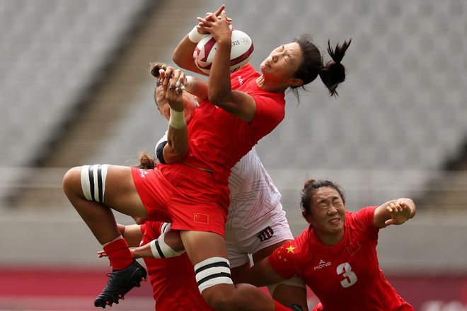 东京女子足球赛彩绘绚丽，中国队勇往直前